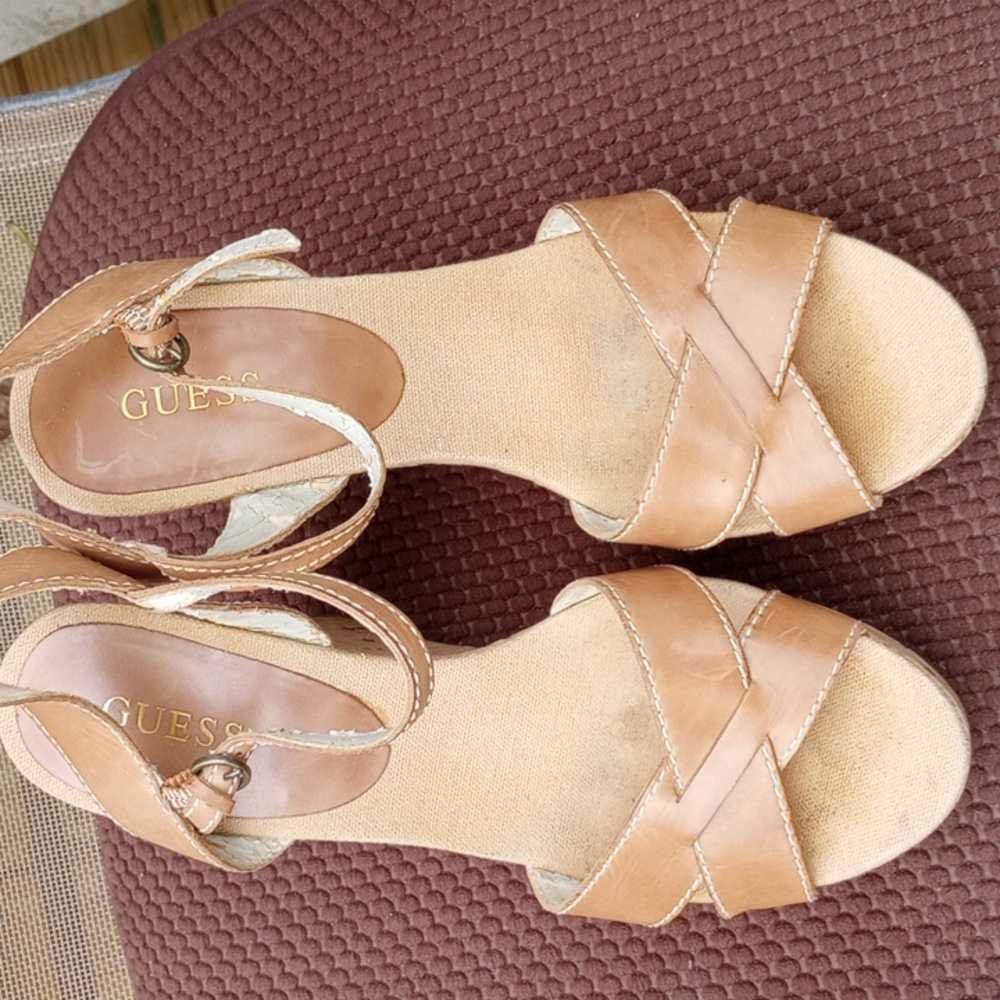 Guess Lds 9 Light Caramel Wedge. Shown on dark brwn bckgrnd.